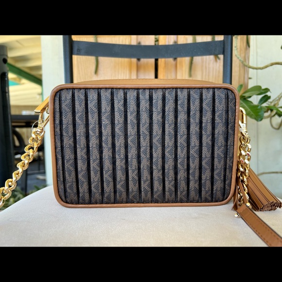 52. MICHAEL KORS Signature Jet Set Charm Medium Camera Crossbody Bag - Picture 3 of 10